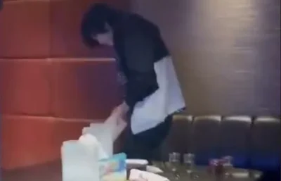 影／男在錢櫃包廂內「拿公用飲料壺小便」　誇張行徑PO網引發熱議！業者：已全面下架完成更換