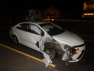 毒駕下場曝！轎車自撞聯結車車頭撞爛　毒駕男手腳多處擦挫傷