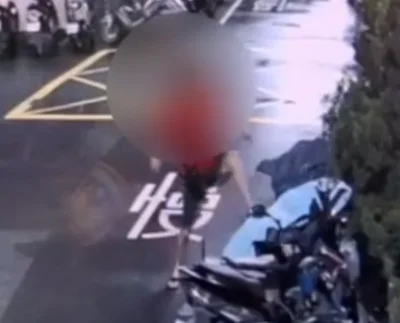 與妻吵架踹別人機車出氣！　員警到場壓制逮捕