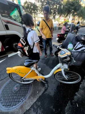 惡人先告狀？台北賓士男闖紅燈撞倒單車女學生沒道歉還當眾說「說教」沒看路嗎?  網友怒了力挺小妹妹提告