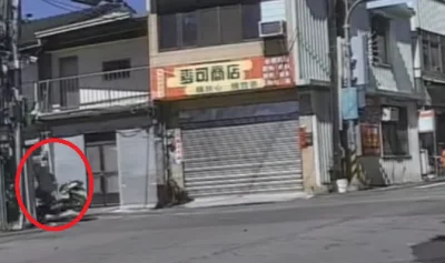 監視器全都錄！　大雅男子騎微電車逆向闖紅燈撞電桿
