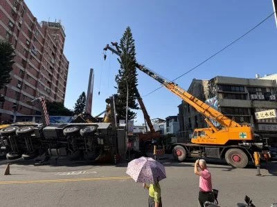 彰化市三民路大型吊車疑地基不穩側翻  所幸無人受傷