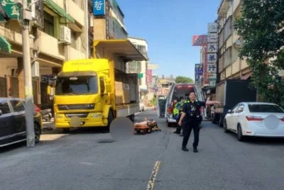 台中機車騎士撞堆高機當場死亡！　缷貨作業過程慘劇