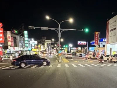 ▲左轉車遭追撞！衝對向進文具店　民眾嚇壞險被波及（圖／記者王俊勝 翻攝，下同）