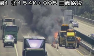 開輔駕自小客車撞緩撞車起火！　國道1號后里路段火燒車