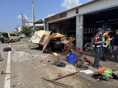 屏東男駕車狂撞！民宅+2車慘毀「警一驗毒品快篩陽」