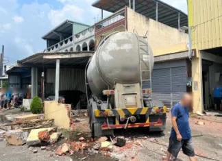 聯結車運將撿水瓶分心釀禍! 潮州3間民宅遭撞擊6輛車受損 聯結車運將撿水瓶分心釀禍! 潮州3間民宅遭撞擊6輛車受損