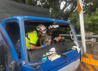 台68線快速道路小車自撞護欄! 駕駛受困消防隊員救出送醫 台68線快速道路小車自撞護欄! 駕駛受困消防隊員救出送醫