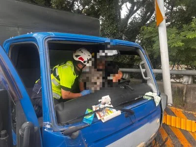 台68線快速道路小車自撞護欄！　駕駛受困消防隊員救出送醫