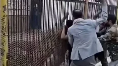 影／血濺動物園！葉門少年無視禁令「手伸進老虎柵欄」　手臂遭咬斷崩潰喊：我的手在哪裡？