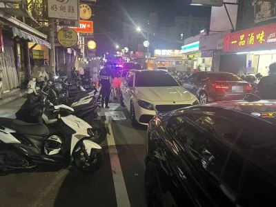沙鹿車聚違規佔用道路聊天！　清水分局到場舉發7件違停 
