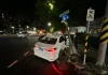 高雄晚間傳巨響!2車碰撞「路標、電箱慘遭擊落」 高雄晚間傳巨響!2車碰撞「路標、電箱慘遭擊落」