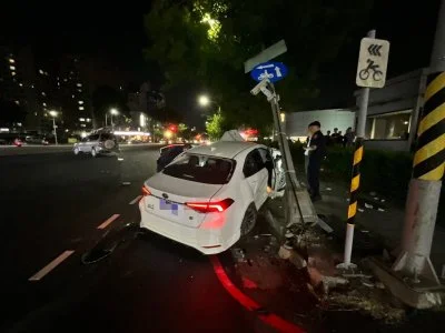 高雄晚間傳巨響！2車碰撞「路標、電箱慘遭擊落」