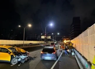 安全氣囊爆裂再撞一次! 市民高架小黃撞爛運將受傷 安全氣囊爆裂再撞一次! 市民高架小黃撞爛運將受傷