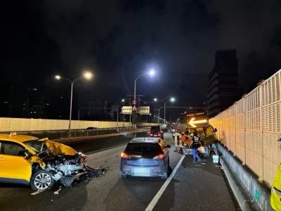 安全氣囊爆裂再撞一次！　市民高架小黃撞爛運將受傷
