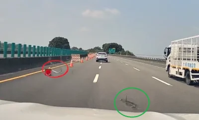 砸車畫面曝光！國道自小客車撞交通錐　弧飾條噴飛砸後車