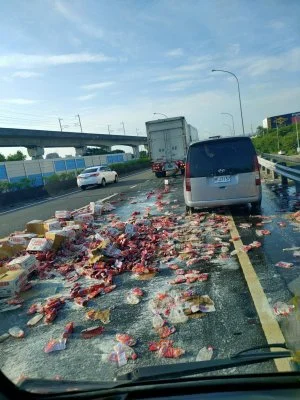 國1南屯匝道「飲料海」占滿路面！聯結車貨物散落　最高可罰1.8萬元