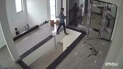 影／邊走邊看手機慘了！男子走進施工區踩空「二樓直墜一樓」　現場工人嚇傻