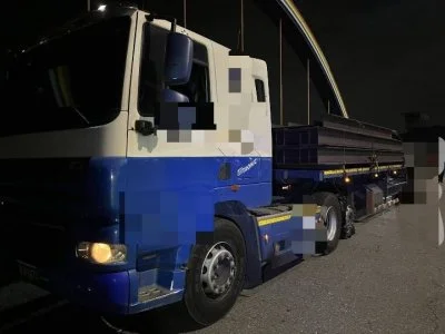 半聯結車國1彰化段爆胎！胎皮散落車道釀11車碰撞　所幸無人受傷