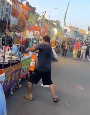砸攤畫面曝光！　苑裡「鬼門關夜市」醋男砸妻攤位持鐵棍打傷前員工