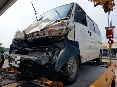 國1岡山段小貨車追撞租賃車　車頭撞爛、駕駛右膝擦傷