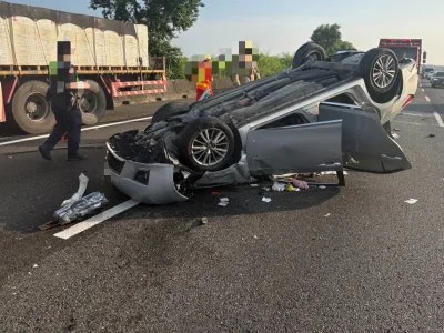 國1新營段轎車失控撞護欄「四輪朝天」　2人受傷送醫