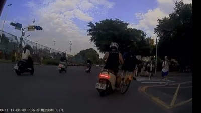 台南後火車站驚險碰撞！機車打方向燈右轉　自行車直行下一秒撞上