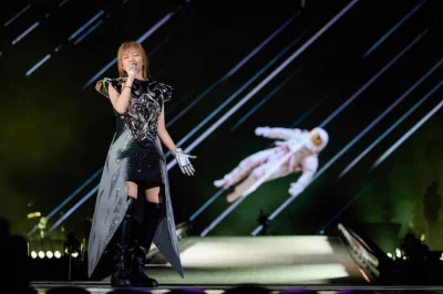 孫燕姿演唱會突摔倒！膝蓋重撞舞台「砰」一聲全場驚呼