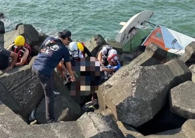 西子灣帆船突翻覆！74歲翁受困消波塊　警消攀爬驚險救人