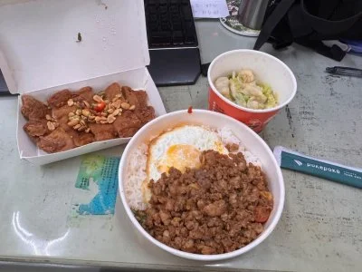影／台中外送打拋豬肉飯驚見疑似蛆蟲蠕動　泰飽爺致歉：停售封存全面調查