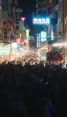日月潭擠爆了！伊達邵老街人潮塞滿　網友感動喊「國旅有救了」