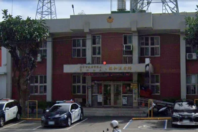 台中公車乘客亮刀！司機開往派出所報案　情急頭撞玻璃門流血