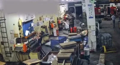 影／驚悚工安意外！陸工人操作大型設備手伸入壓合區　機器突啟動「雙手慘遭壓斷」