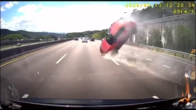 影／轎車撞護欄瞬間「騰空飛越4車道」　國1桃園段驚悚畫面曝光
