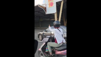 影／屏鵝公路塞車鑽機車道　轎車下秒遇警攔查！騎士路過比讚