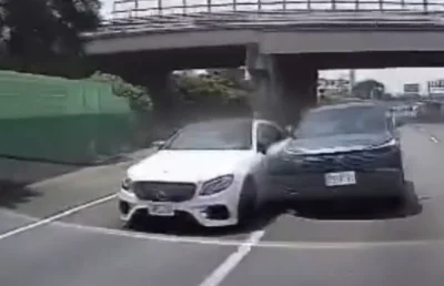 國道「尬車」畫面曝光！黑色本田休旅車對決白色賓士　有無危險駕駛警方追查
