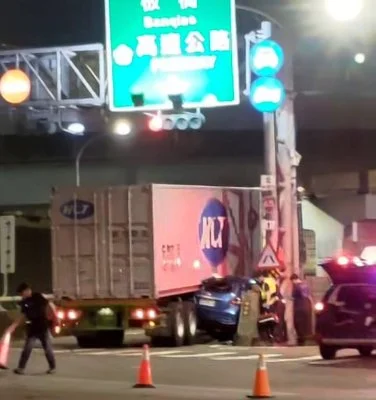 影／綠燈右轉驚險碰撞！土城曳引車擠壓轎車　35歲女駕駛腰傷