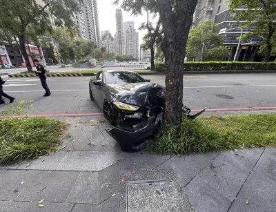代駕司機清晨開車自撞路樹！台中七期轎車車頭全毀　所幸無人受傷
