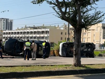 台中沙鹿2車路口碰撞雙雙側翻　網友笑稱：「立杯」了