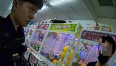 見警秒鑽娃娃機店！通緝男背友人身分證號硬拗　警要證件他GG了