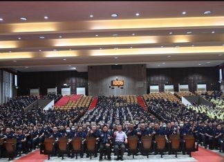 人生低谷也能創造奇蹟!「國際魔術師」黃信凱前進中央警大 用生命故事為未來警官打氣