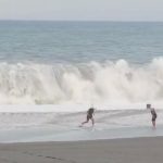 「網路影片」成違規鐵證!太麻里2人颱風天闖海岸戲水 海巡依法舉發最高罰25萬