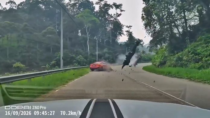 影／過彎失控衝對向！馬國騎士慘遭奧迪猛撞「空中旋轉2圈」　驚悚重摔影片瘋傳
