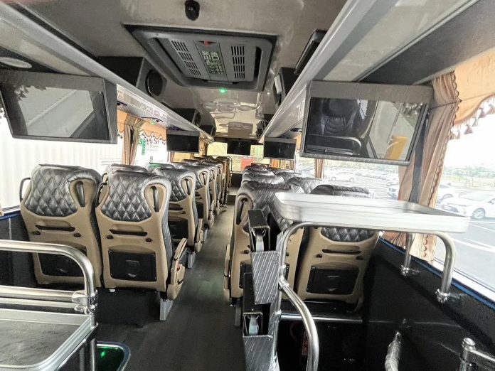 好市多新高雄店交通改善！大批交管人員「站著等車」　接駁車頻空跑