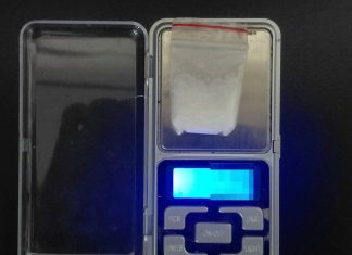 叫半天都沒反應!男子睡趴快車道 前鎮警一查「白粉」露餡