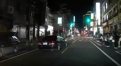 手煞車沒拉車子倒退嚕！　楊梅自小客車撞3車路人看傻眼
