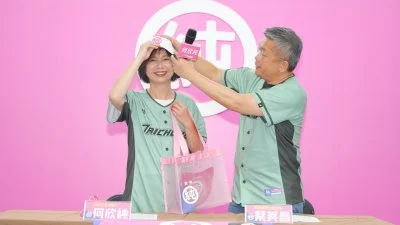 何欣純募款小物登場！攜蔡其昌穿球衣、戴純字帽應援台中