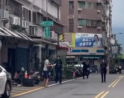 驚悚對峙圍捕！花蓮警圍捕未載安全帽機車騎士　揮刀拒捕騎車逃逸