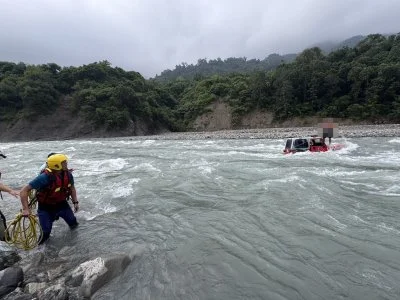 快訊／吉普車險「滅頂」！高雄荖濃溪2人受困急搶救