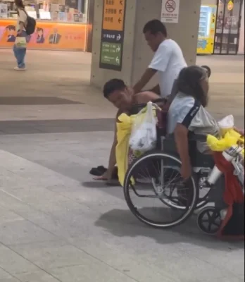 「不滿對母親忤逆」！台中火車站街友爆肢體衝突　坐輪椅街友母親遭拉扯倒地狂哭